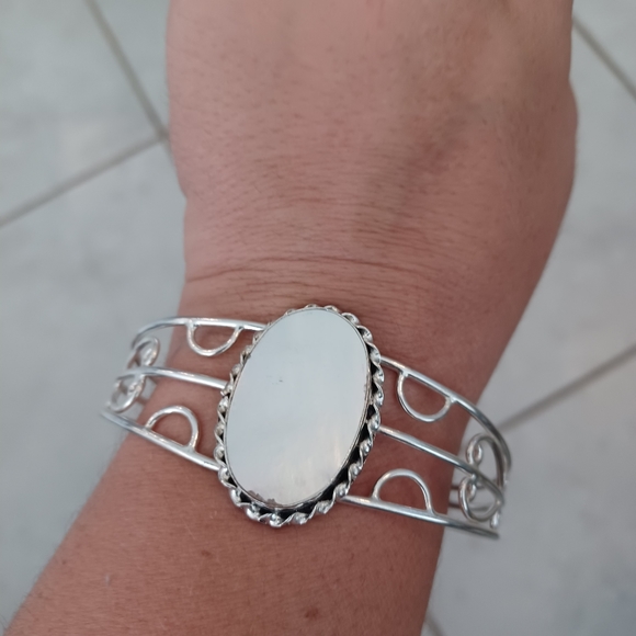 Mother of Pearl Silver Scrolled Cuff Bangle Bracelet - Picture 5 of 7